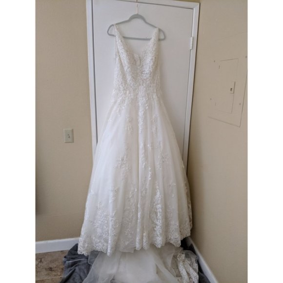 👰🏽Demetrios Princess Ballgown w/ Cathedral Train - Picture 7 of 16